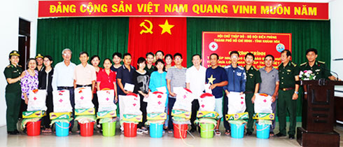 Đại diện 3 đơn vị tặng quà cho người dân.