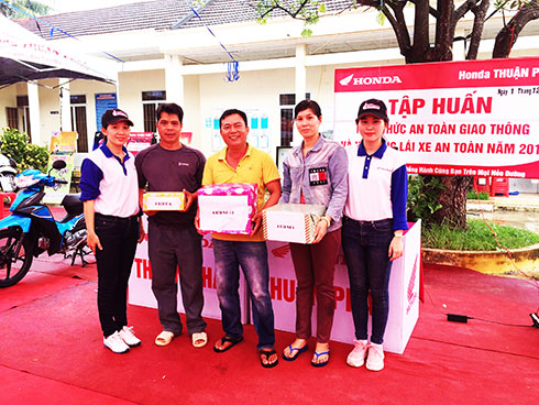 Thay nhớt xe miễn phí cho gần 400 người dân bị thiệt hại do mưa lũ