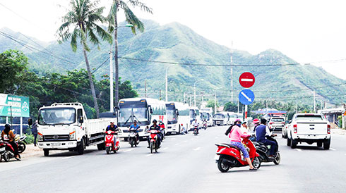 Hàng loạt xe dừng, đỗ sai quy định trên Quốc lộ 1, đoạn qua địa bàn xã Vĩnh Lương (TP. Nha Trang)  gây mất an toàn giao thông.