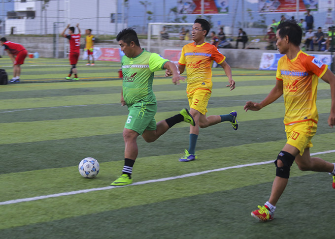 Thanh Thanh Travel (green jersey) playing Khanh Hoa Newspaper