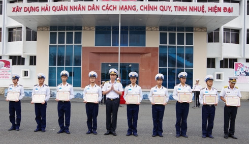 Đại tá Chu Ngọc Sáng trao giấy khen cho các cán bộ, học viên.