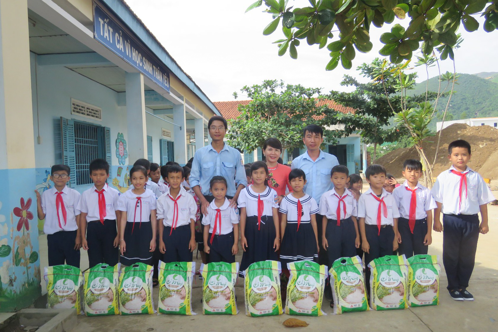 Hội đồng Đội TP. Nha Trang trao quà hỗ trợ cho các học sinh