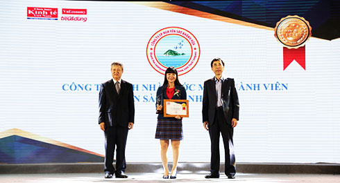 Bà Trịnh Thị Hồng Vân - Phó Tổng Giám đốc Công ty Yến sào Khánh Hòa  nhận chứng nhận Tin & Dùng 2018.