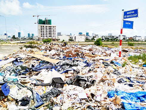 Nhiều bãi rác tự phát trên đường Võ Nguyên Giáp