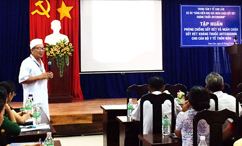 Tập huấn phòng, chống sốt rét cho nhân viên y tế thôn bản tại Cam Lâm.