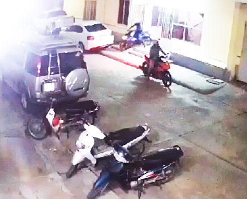 Hình ảnh camera an ninh ghi lại 2 nghi phạm trộm xe ở chung cư Lê Hồng Phong.