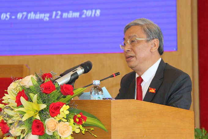 Ông Lê Xuân Thân báo cáo kết quả công tác của Thường trực HĐND tỉnh. 