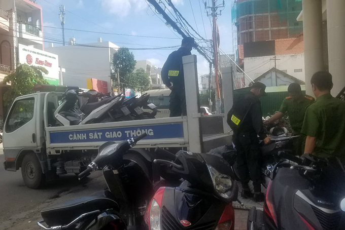 Hàng trăm cảnh sát kiểm tra điểm karaoke ở Nha Trang