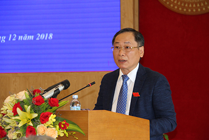 Ông Nguyễn Đắc Tài báo cáo công tác chỉ đạo, điều hành phát triển kinh tế - xã hội tỉnh trong năm 2018.