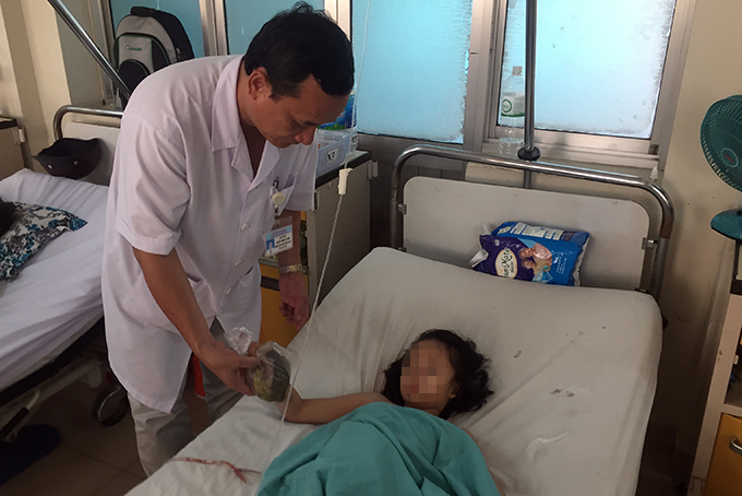 Mổ lấy 2 khối u tóc trong ổ bụng của bé gái 7 tuổi