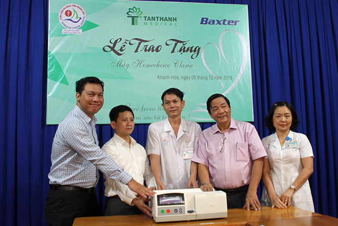 Lãnh đạo Bệnh viện Đa khoa tỉnh Khánh Hòa tiếp nhận máy homechoice claria.