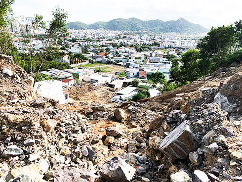 Khu vực sạt lở từ dự án Khu nhà ở cao cấp Hoàng Phú khiến 10 căn nhà phía dưới bị sập.