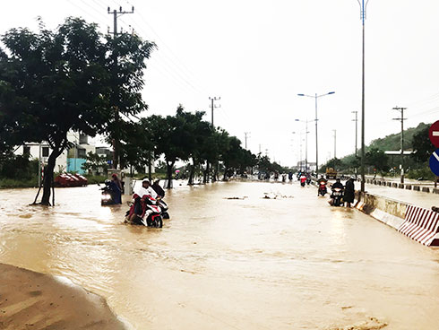 Đại lộ Nguyễn Tất Thành bị ngập nặng sau cơn mưa lớn ngày 18-11.