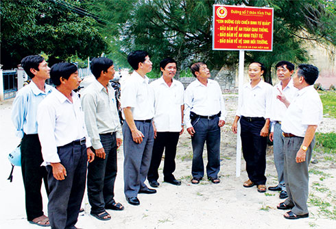 Cán bộ Hội Cựu chiến binh tỉnh kiểm tra “Con đường cựu chiến binh tự quản” tại thôn Vĩnh Thái, xã Cam Hiệp Nam, huyện Cam Lâm.