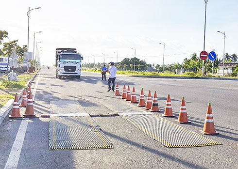 Từ tháng 10, trạm cân lưu động của thanh tra giao thông được phép đặt thêm tại 8 vị trí trên các tuyến tỉnh lộ. Điều này đã mang lại sự linh hoạt trong kiểm tra, xử lý các phương tiện quá tải, bảo đảm kết cấu đường bộ.