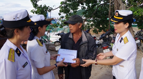 Học viện Hải quân thăm hỏi, hỗ trợ người dân gặp nạn do mưa lũ