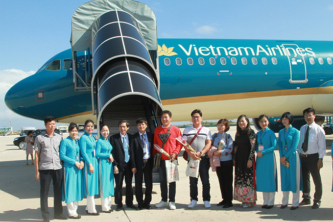 Lãnh đạo Sở Du lịch Khánh Hòa và đại diện một số doanh nghiệp chụp hình lưu niệm với 3 vị khách may mắn ngay tại sân bay. 