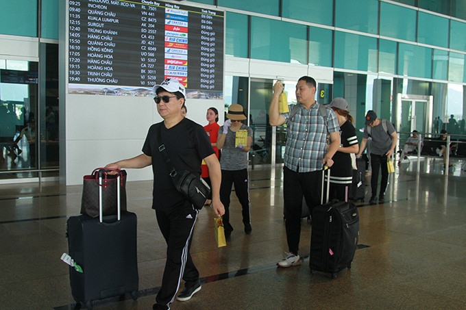 Những du khách khác trên chuyến bay cũng nhận được quà tặng từ các doanh nghiệp ở Khánh Hòa. 