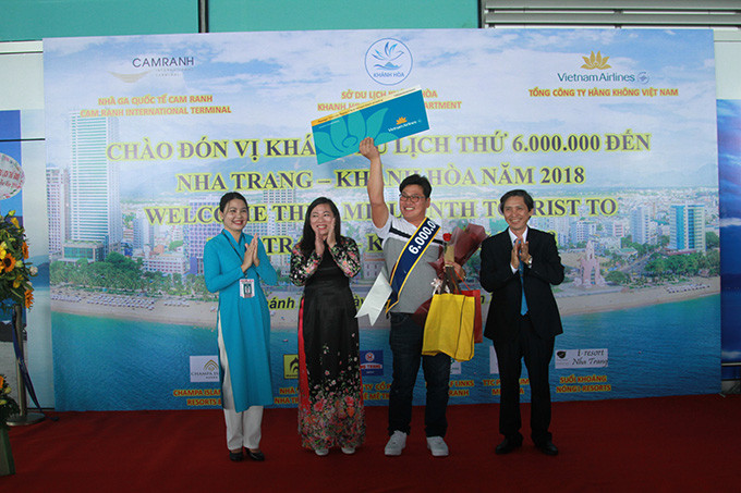 Lãnh đạo Sở Du lịch và đại diện Vietnam Airlines trao những phần quà giá trị cho vị khách thứ 6 triệu. 