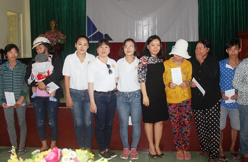 Đại diện 2 đơn vị trao hỗ trợ cho người dân xã Phước Đồng.
