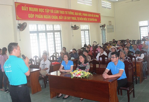 Đại diện Tập đoàn Mường Thanh chia sẻ khó khăn với bà con xã Phước Đồng.