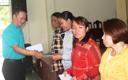 Đại diện Tập đoàn Mường Thanh trao hỗ trợ cho bà con.