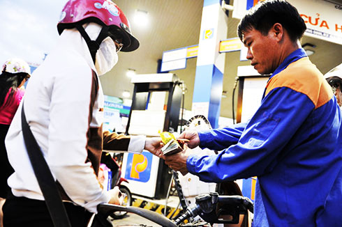 Lần thứ 3 liên tiếp giá xăng giảm, còn 17.181 đồng/lít