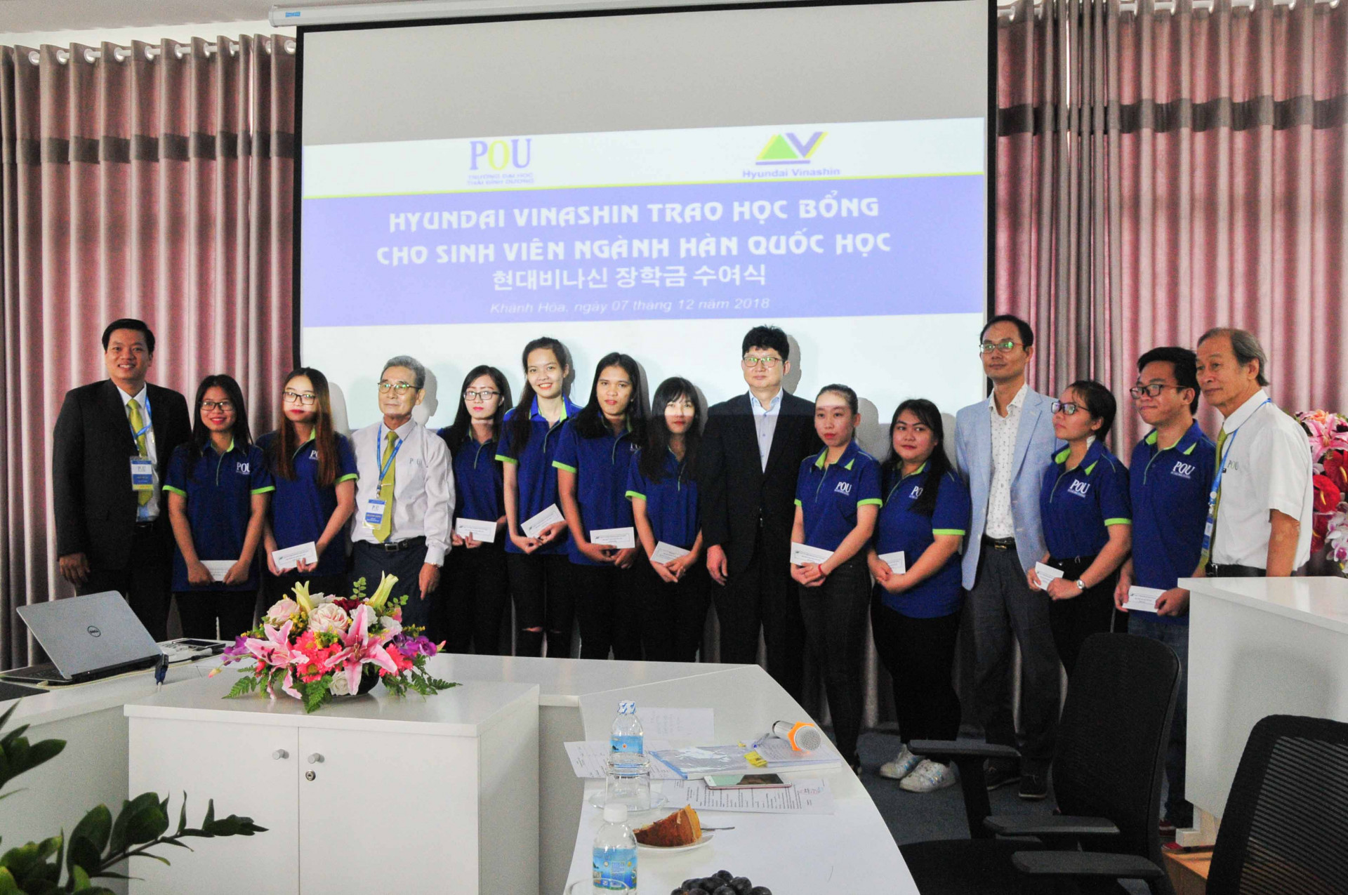 Các sinh viên nhận học bổng của Công ty TNHH Nhà máy tàu biển Huyndai-Vinashin