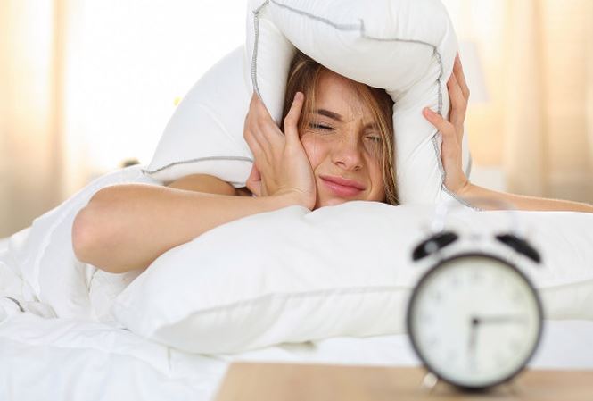 Khi thiếu ngủ, con người dễ nổi cáu và có những cảm xúc tiêu cực.