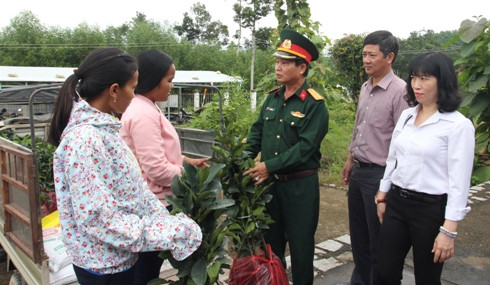 Đoàn công tác trao tặng cây giống cho người dân.