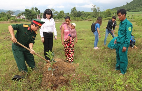 Trồng tặng cây giống cho gia đình ông Cao Thương.