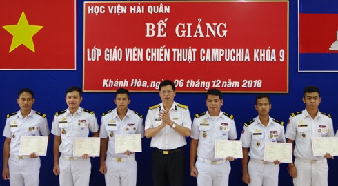 Đại tá, Tiến sĩ Nguyễn Đức Nam trao chứng nhận tốt nghiệp cho học viên.