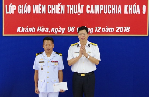 Đại tá, Tiến sĩ Nguyễn Đức Nam trao thưởng cho học viên Thiếu tá Niev Hen.