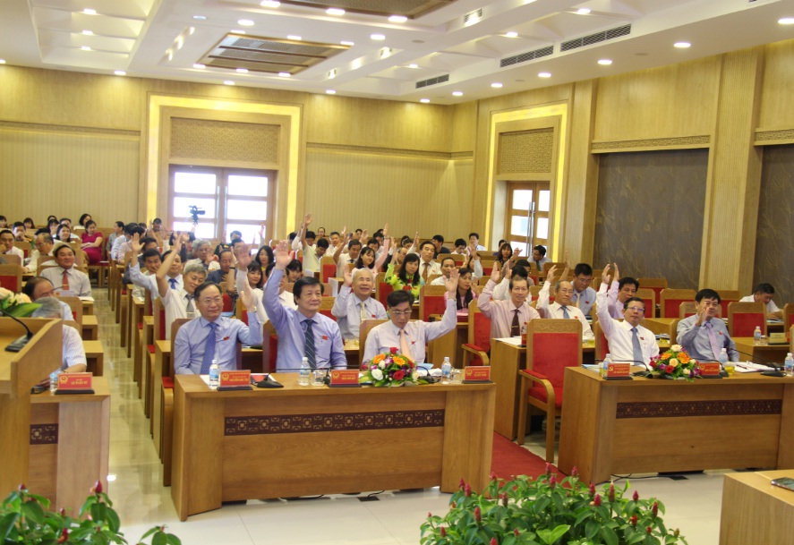 Các đại biểu biểu quyết thông qua Nghị quyết về kỳ họp thứ 7 HĐND tỉnh khóa VI.
