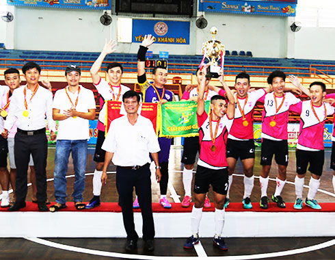 Ban tổ chức trao cúp vô địch cho đội bóng đoạt giải. 