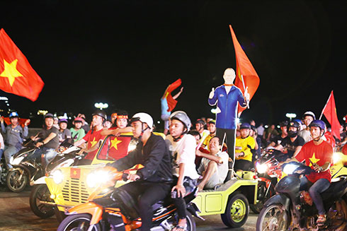 Người dân Nha Trang xuống đường ăn mừng chiến thắng của đội tuyển Việt Nam.