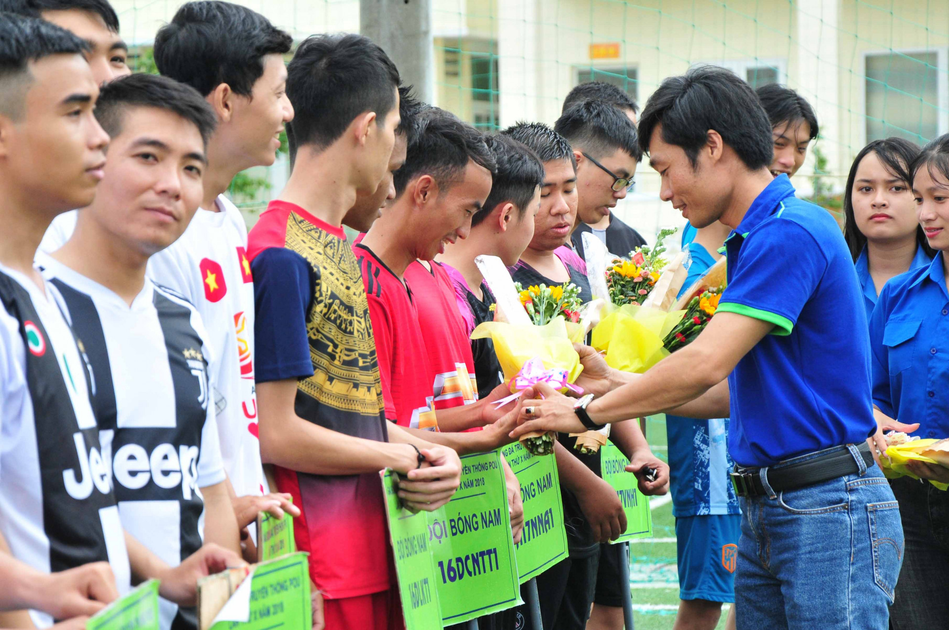 Ban tổ chức tặng hoa cho các đội bóng tham gia
