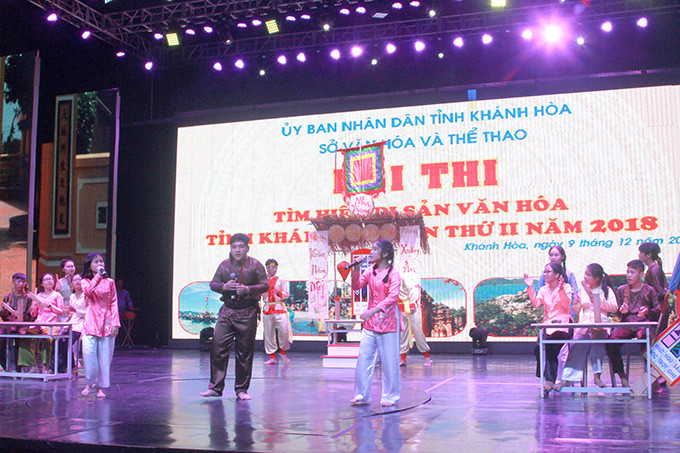 Phần thi Tài năng của đội Nha Trang tái hiện không gian hội chơi Bài chòi dân gian. 