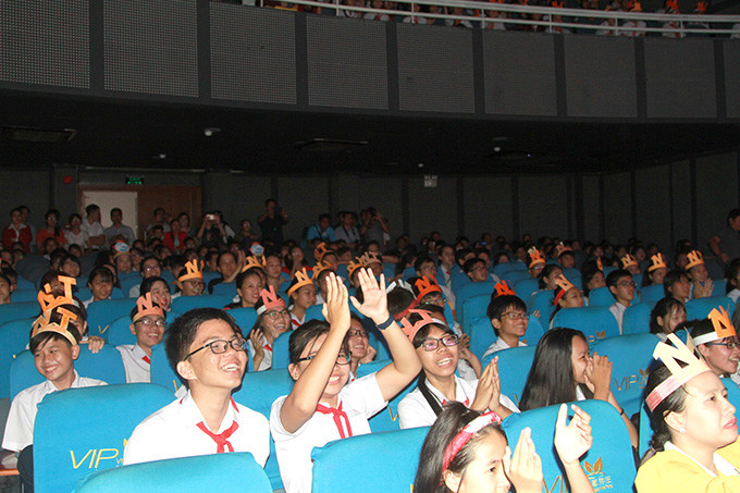 Hàng trăm em học sinh đã đến xem và cổ vũ cho hội thi.