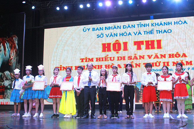 Đại diện Ban tổ chức trao giải Ba cho các đội thi. 