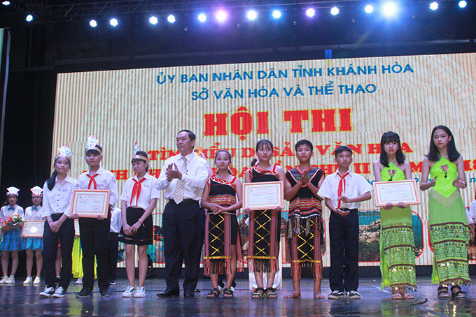 Đại diện Ban tổ chức trao giải Nhì cho các đội thi. 
