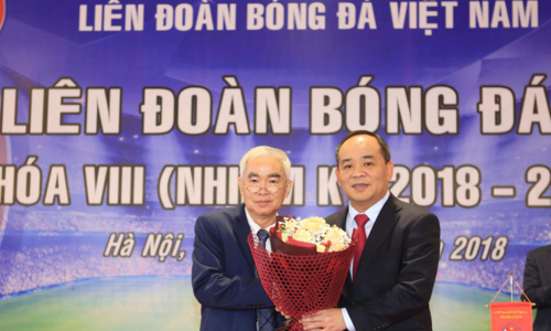 Cựu chủ tịch VFF Lê Hùng Dũng (trái) tặng hoa chúc mừng tân chủ tịch Lê Khánh Hải. Ảnh: VFF.