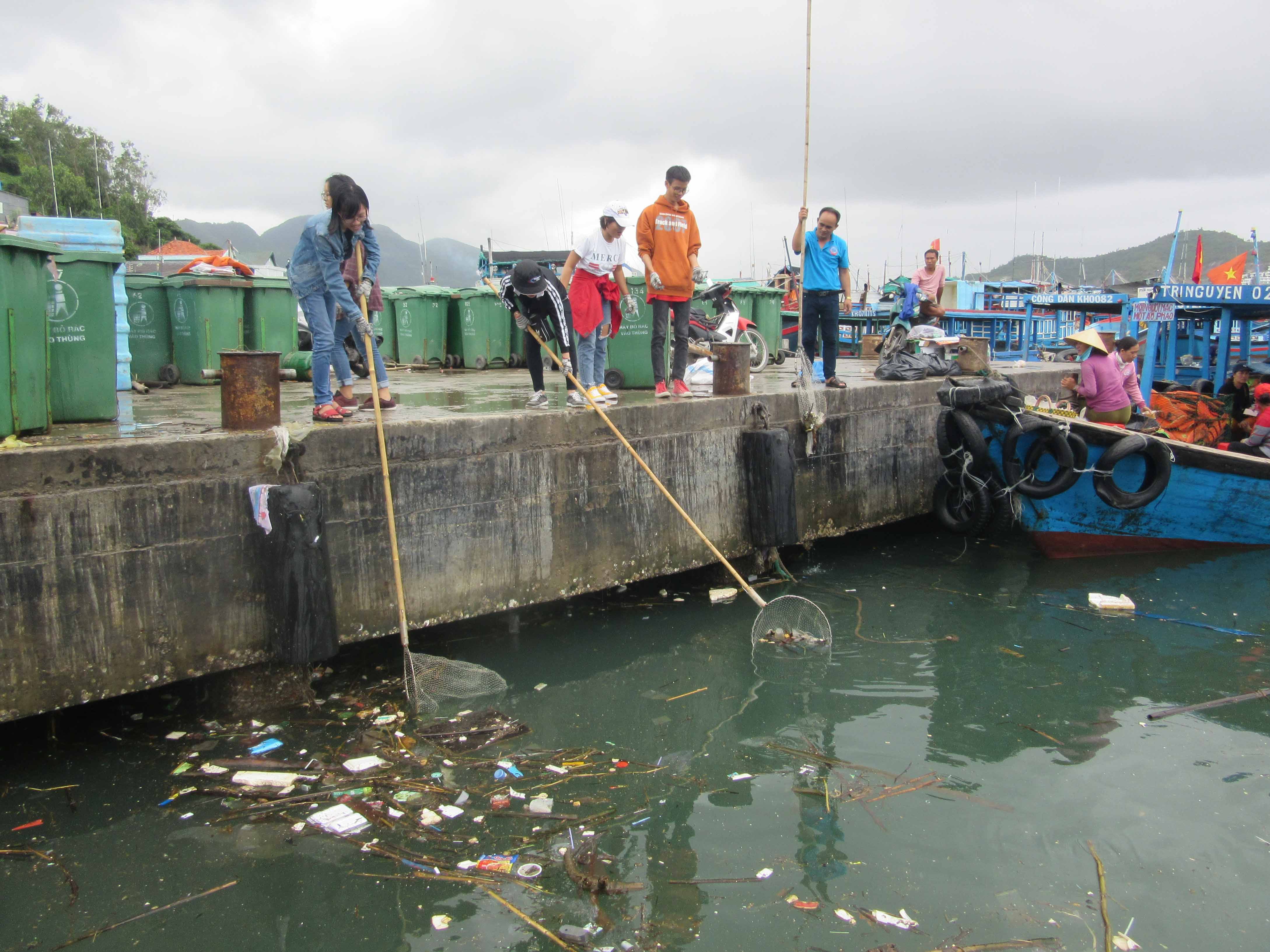 Gần 20 người tham gia thu gom rác bảo vệ môi trường