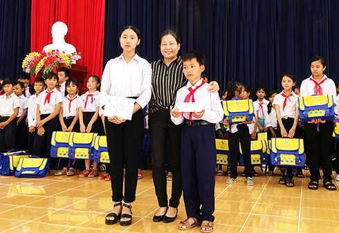 Trao 250 bộ dụng cụ học tập cho trẻ em đặc biệt khó khăn