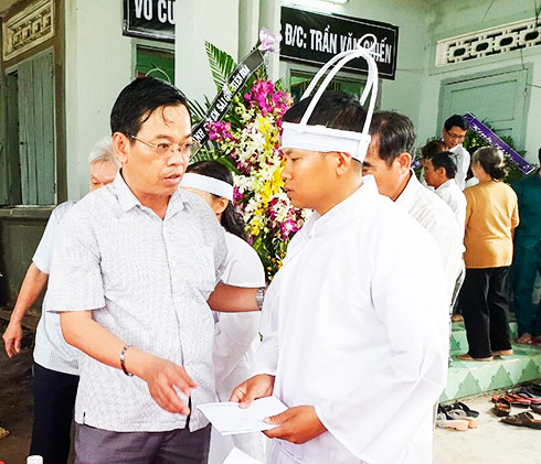 Lãnh đạo TP. Nha Trang trao tiền hỗ trợ cho gia đình trưởng thôn Phước Hạ