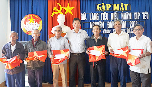 Đại diện UBMTTQ Việt Nam tỉnh tặng quà cho già làng huyện Khánh Sơn.