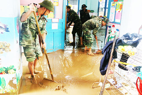Lực lượng vũ trang tỉnh dọn dẹp bùn đất  tại Trường Mầm non Cam Thịnh Đông.