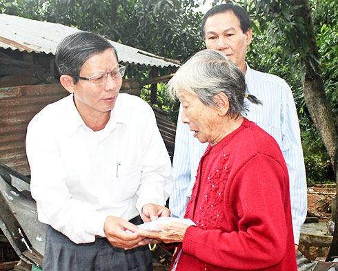 Đồng chí Trần Ngọc Thanh - Chủ tịch UBMTTQ Việt Nam tỉnh  trao hỗ trợ cho người dân bị sập nhà do thiên tai.