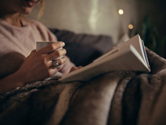 Đọc sách vào ban đêm giúp cải thiện trí nhớ SHUTTERSTOCK