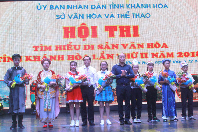 Leaders of Khanh Hoa Provincial Department of Culture and Sports offering flowers to teams